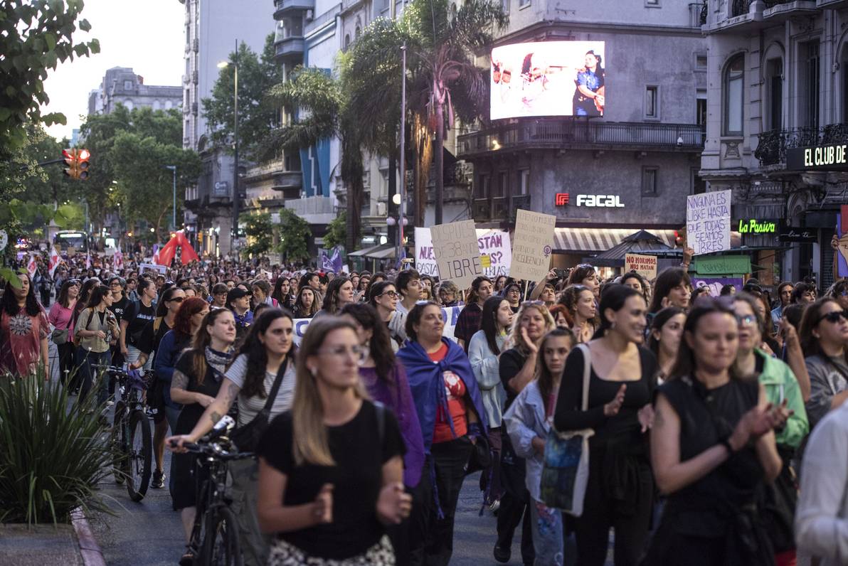 “Volvemos a tomar las calles”: cientos de mujeres se movilizaron en ...