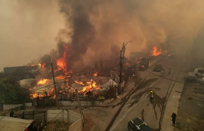 Incendios devastadores arrasan con cientos de casas en el sur de Chile ...